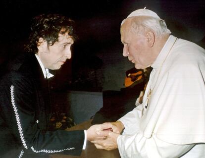 Pope John Paul II (R) greets American rock singer Bob Dylan after he performed in a concert during a Catholic Youth rally in the city of Bologna in this September 27, 1997 file photo. Pope Benedict was opposed to Bob Dylan appearing at a youth event with with the late Pope John Paul in 1997 because he considered the pop star the wrong kind of prophet, Benedict writes in a new book issued March 8, 2007.    REUTERS/Osservatore Romano/Files   (ITALY)