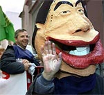Un manifestante contra las medidas económicas del Gobierno, con una careta de Antonio Guterres.
