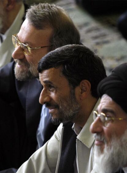 Alí Lariyaní y Mahmud Ahmadineyad, durante la plegaria del viernes.