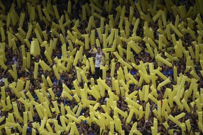 Seguidores del Boca Juniors animan durante el partido de ida de la final de Copa Libertadores contra el River Plate, en el estadio La Bombonera de Buenos Aires (Argentina), el 11 de noviembre de 2018.