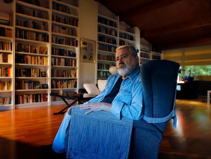 El editor e historiador Gonzalo Pontón, en el despacho de su casa.