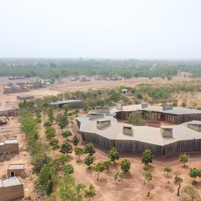 Levantada gracias al apoyo del grupo Enko Education Benga, esta escuela y comunidad desnuda la arquitectura de Kéré a lo más básico: ventilación, aislamiento (del sol y de la arena).