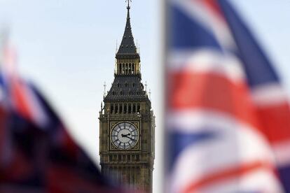 Vista del Big Ben junto a unas banderas brit&aacute;nicas en Londres.