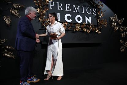 Pedro Almodóvar entregó a Rosalía el premio ICON a la mujer 2018 Solo Ella de Loewe, con quien ha trabajado en su última película. “Es una artista única y diversa. Cuando dicen que es difícil definir su estilo, Rosalía debería estar orgullosa, porque ella es un género en sí misma”, comentó el director.