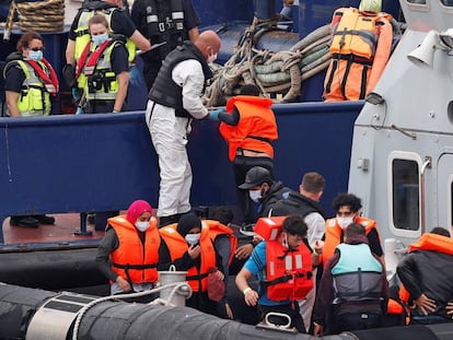 Traslado de un grupo demigrantes a la ciudad portuaria de Dover (Inglaterra).