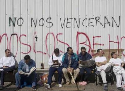 Trabajadores de SAS, durante su encierro ayer en la planta de la localidad barcelonesa de Abrera.