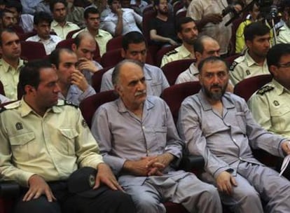 Varios de los procesados en el juicio contra opositores, ayer en Teherán custodiados por policías.