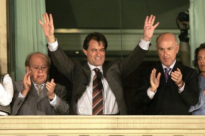 Artur Mas celebra junto a Jordi Pujol y Josep Antoni Duran Lleida los resultados obtenidos en las elecciones autonómicas catalanas en noviembre de 2006. Pese a su victoria, CDC no logró gobernar debido a un acuerdo tripartito entre PSC, ERC y ICV-EUiA.