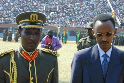 El general Kayumba Nyamwasa junto al presidente de Ruanda, Paul Kagame, en 2000.