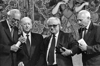 Joaquim Molas envoltat d’altres savis (Josep Benet, Miquel Batllori i Jordi Bonet), quan va rebre el 30è Premi d’Honor de les Lletres Catalanes