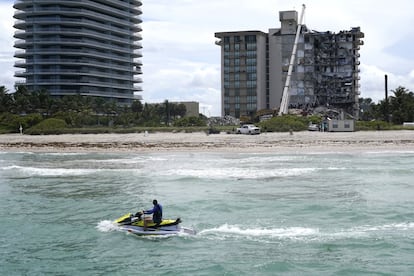 Una moto acuática vista durante las labores de búsqueda de supervivientes en Surfside, este sábado. La Agencia Federal para la Gestión de Emergencias (FEMA) se encargará de proporcionar fondos para el realojamiento de los residentes de la torre norte, según ha explicado el alcalde de la localidad, Charles Burkett. 