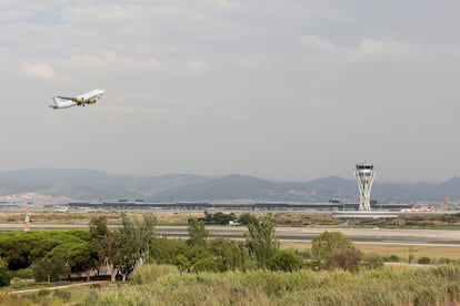 Torre de control del aeropuerto de El Prat, en Barcelona.