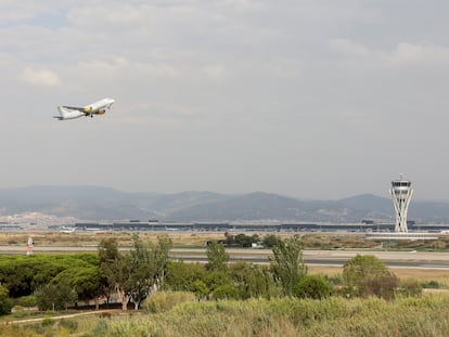 Un avión despega del aeropuerto de El Prat en una imagen tomada en 2021. / QUIQUE GARCÍA (EFE)