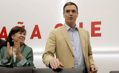 O presidente do Governo Pedro Sánchez, junto à presidente do PSOE, Cristina Narbona, em reunião nesta segunda-feira