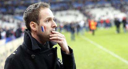 Un aficionado franc&eacute;s en el estadio de Saint Denis.