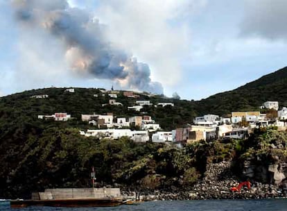 El humo del volcán se puede ver estos días desde diversos puntos de la isla italiana.