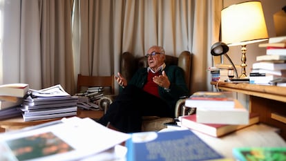 El sociólogo portugués Boaventura de Sousa Santos, durante la entrevista en su casa de Quintela, cerca de Coimbra.