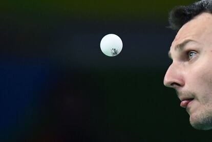 El rumano Adrian Crisan fija su mirada en la pelota durante la ronda masculina de clasificación individual durante los Juegos Olímpicos de Río 2016.