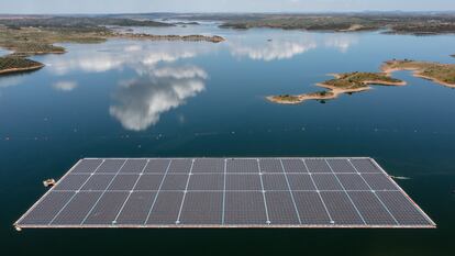 Una instalación fotovoltaica flotante, en el embalse del Alqueva (Portugal).