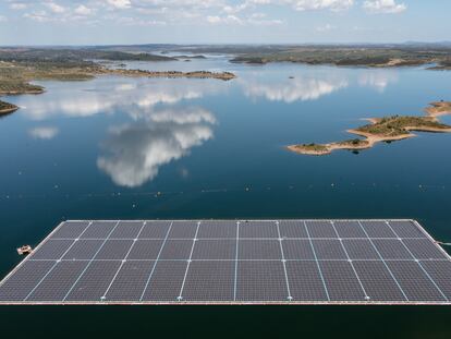 Una instalación fotovoltaica flotante, en el embalse del Alqueva (Portugal).