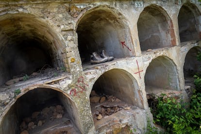 Cementerio vacío del pueblo abandonado de Marmellar (Tarragona). El municipio se abandonó después de la Guerra Civil. En el cementerio hay muchos signos que hacen pensar en la celebración de rituales.