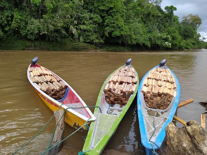 Canoas cargadas de madera de balsa en el río Pastaza, lista para ser desembarcada en Copataza, en la Amazonía ecuatoriana.
