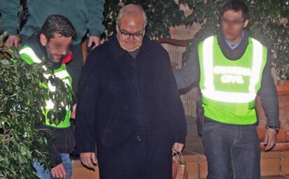 El expresidente del ICS, Josep Prat, sale de su casa detenido por la Guardia Civil, en febrero de 2013.
