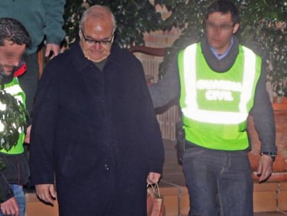 El expresidente del ICS, Josep Prat, sale de su casa detenido por la Guardia Civil, en febrero de 2013.