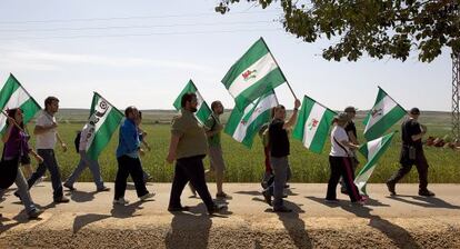 Miembros del Sindicato Andaluz de Trabajadores, durante la marcha de ayer contra la venta de fincas en Sierra de Yeguas a sus compa&ntilde;eros de organizaci&oacute;n. 