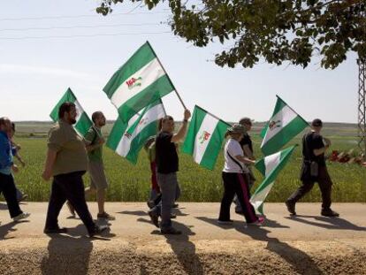 Miembros del Sindicato Andaluz de Trabajadores, durante la marcha de ayer contra la venta de fincas en Sierra de Yeguas a sus compa&ntilde;eros de organizaci&oacute;n. 