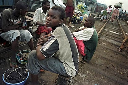 Un grupo de jóvenes limpiabotas esperan clientes en Abuja, capital de Nigeria.