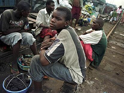 Un grupo de jóvenes limpiabotas esperan clientes en Abuja, capital de Nigeria.