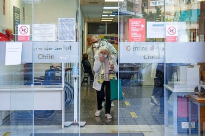 Dos personas con mascarilla salen del Centro de Salud Chile, este viernes en Valencia.