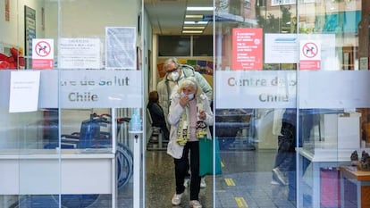 Dos personas con mascarilla salen del Centro de Salud Chile, este viernes en Valencia.