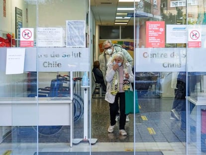 Dos personas con mascarilla salen del Centro de Salud Chile, este viernes en Valencia.