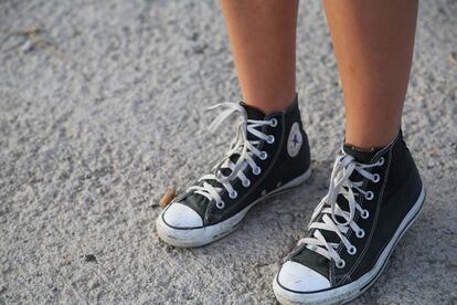 Detalle de sus zapatillas Converse.