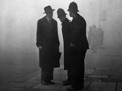 Un hombre habla con dos policías en un puente de Knightsbridge en imagen de los años 50.