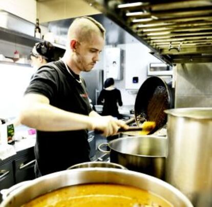 David Muñox en la cocina de DiverXo, en Madrid.