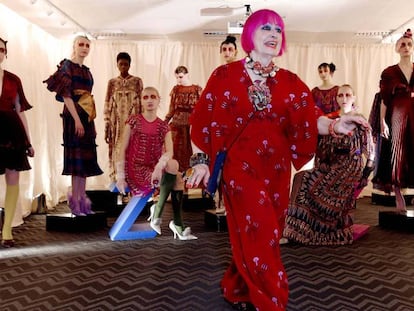 Zandra Rhodes, con varios de sus diseños durante la Semana de la Moda de Londres, en febrero de 2019.