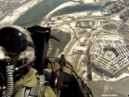 Un piloto estadounidense hace maniobras sobre el Pentágono en enero de 2014.