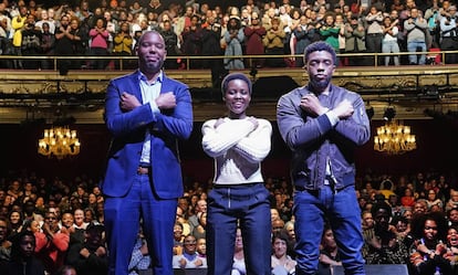 El escritor Ta-Nehisi Coates y los actores de &#039;Black Panther&#039; en el teatro Apollo de Nueva York.