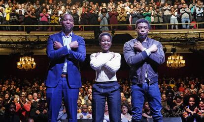 El escritor Ta-Nehisi Coates y los actores de &#039;Black Panther&#039; en el teatro Apollo de Nueva York.