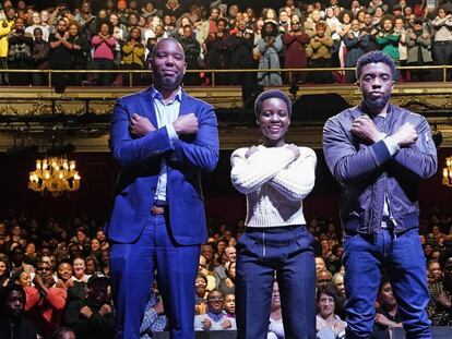 El escritor Ta-Nehisi Coates y los actores de &#039;Black Panther&#039; en el teatro Apollo de Nueva York.