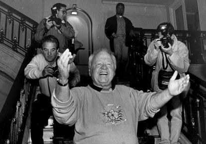 Mickey Rooney saluda al público en el festival de cine de San Sebastián el 21 de septiembre de 1994.