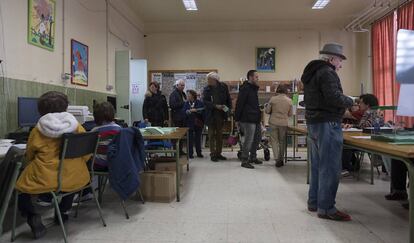 Ambiente electoral en el colegio Calvo Sotelo de Sevilla.