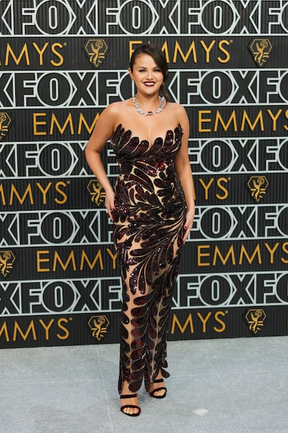 Oscar de la Renta es la firma que está detrás del vestido que lució Selena Gomez. Aunque no estaba nominada, acudió representando a la serie 'Solo asesinatos en el edificio'.
