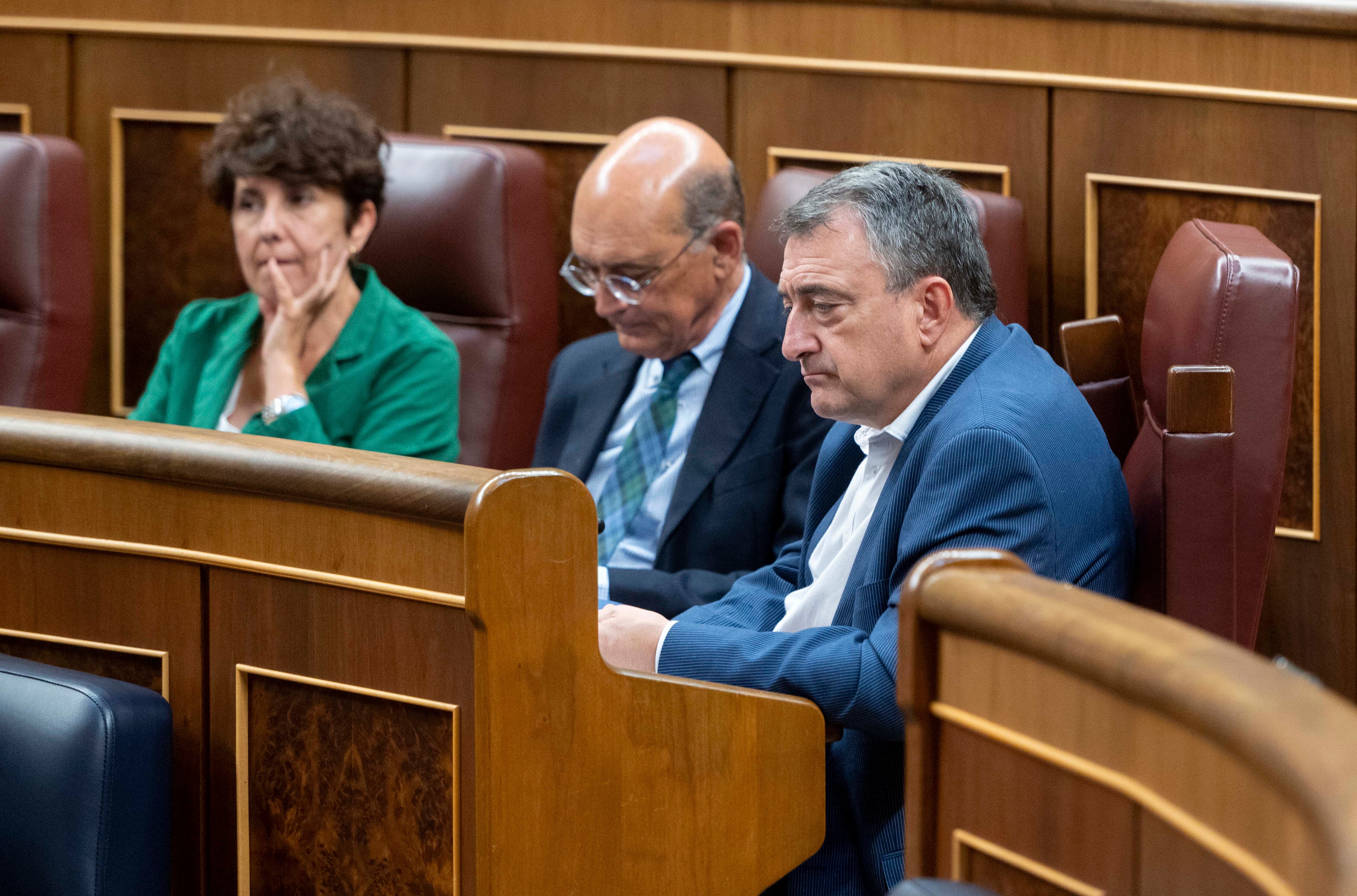 El portavoz del PNV en el Congreso, Aitor Esteban (derecha), durante una sesión plenaria en el Congreso de los Diputados.