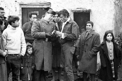 ‘Los Tarantos’ (1963), de Francisco Rovira Beleta. Un chico y una chica de dos familias gitanas enfrentadas (Taranto y Zorongo) en las chabolas de la Barcelona del franquismo se enamoran... ergo ‘Romeo y Julieta’, en una visión que había hecho para los escenarios Alfredo Mañas. Impresionante musical flamenco, hipnóticos Antonio Gades y Carmen Amaya.