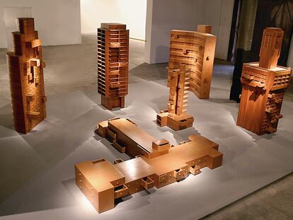 Obra <i>Downtown</i> (2002-2003), que convierte en mobiliario varios edificios cubanos emblemáticos.