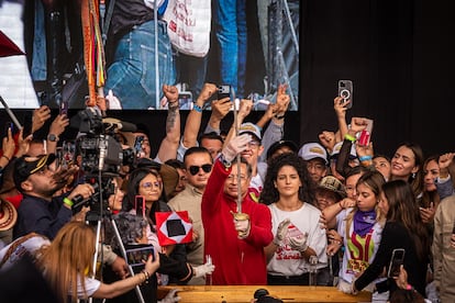 Gustavo Petro levanta la espada de Bolívar durante las marchas del día del trabajo en la plaza de Bolívar en Bogotá (Colombia), el 1 de mayo del 2025.